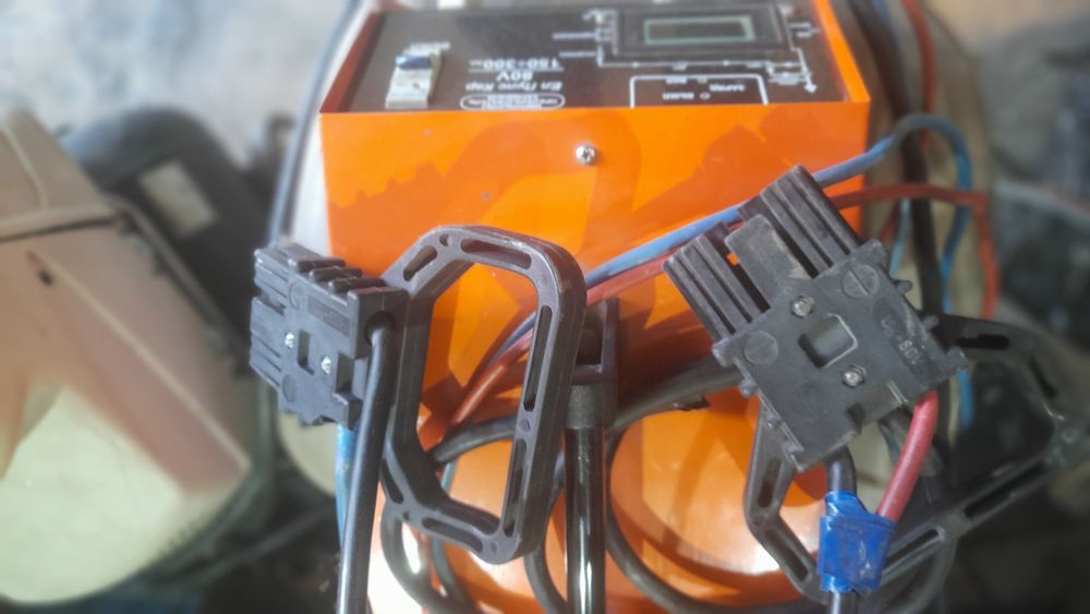 Продавам електрокар товароподемност 1000кг  2200мм височина.