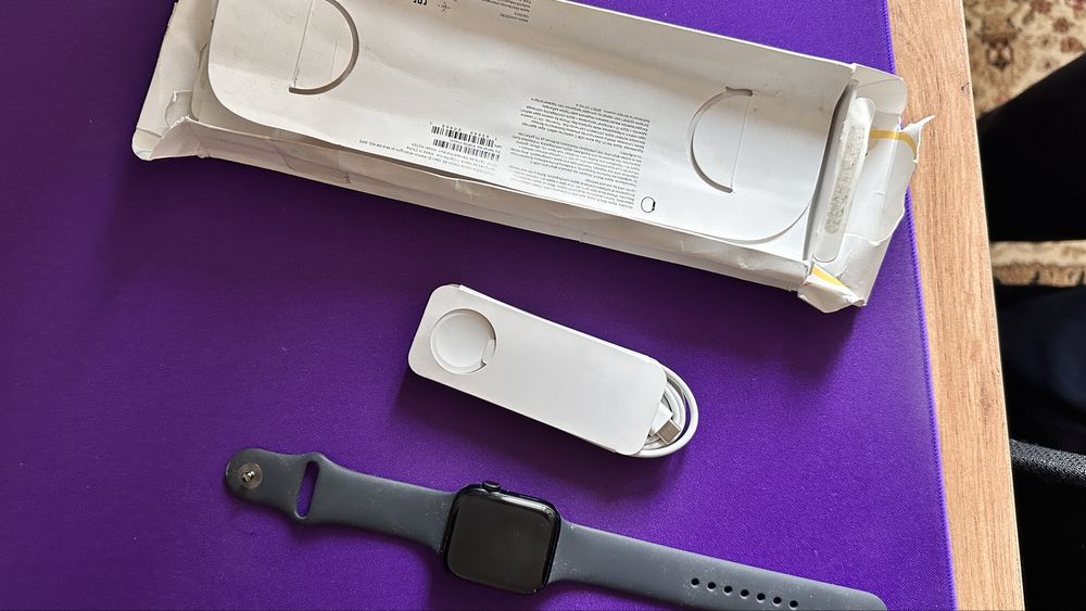 Заблокированный Apple Watch SE Gen 2