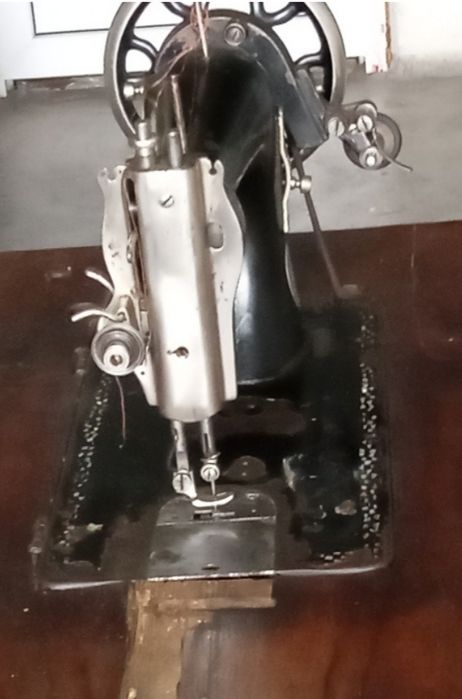 Vând mașina de cusut Singer