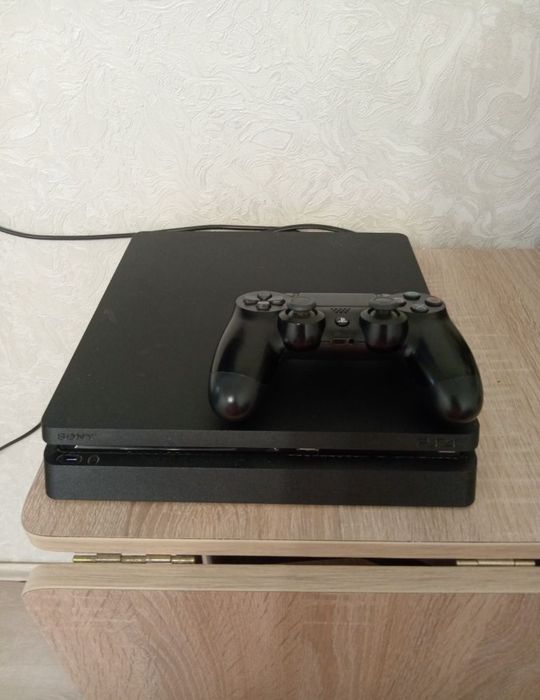Продам PS 4 slim 1-TR в идеальном состояни.