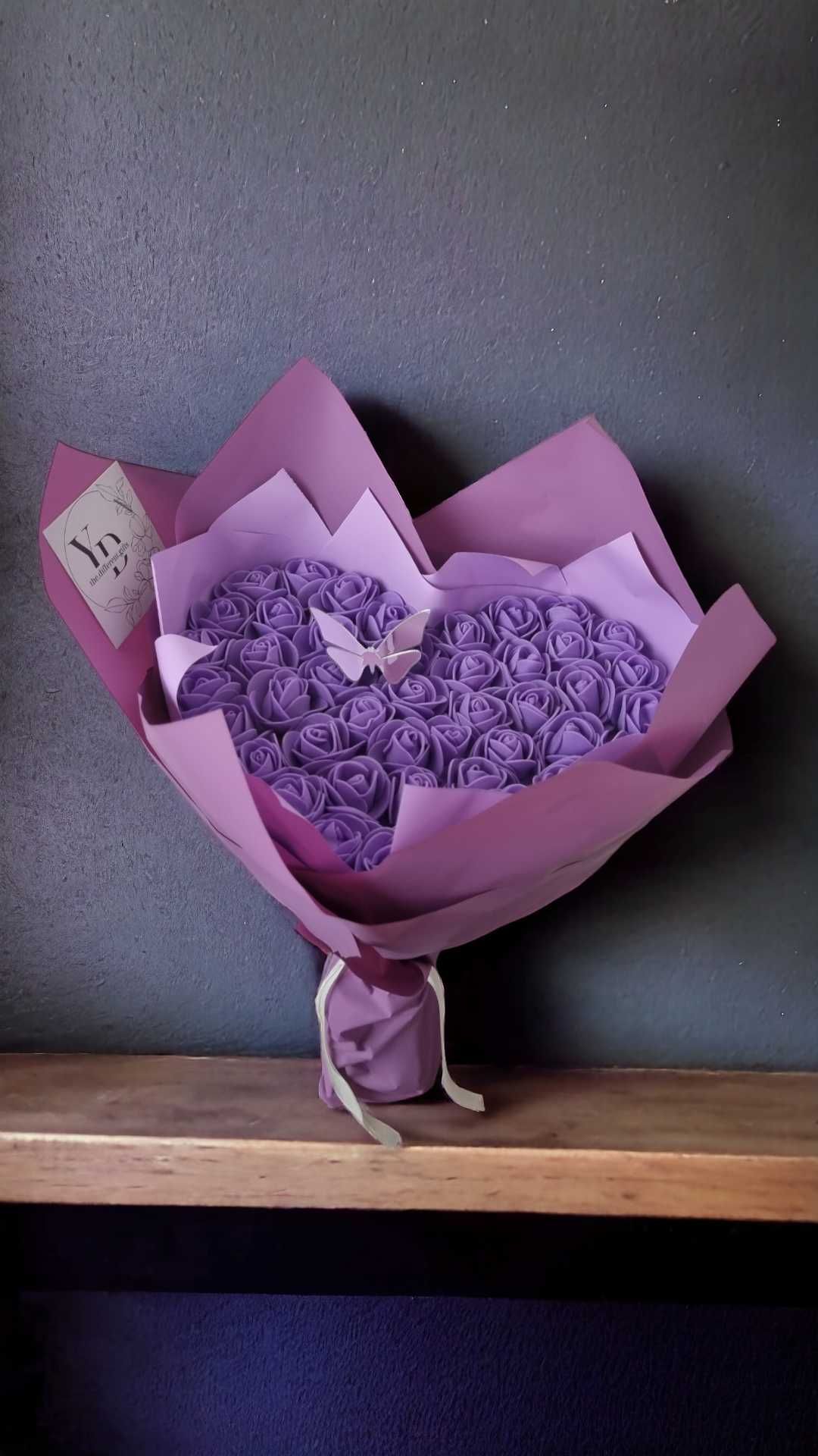 Букет с вечни цветя във формата на сърце