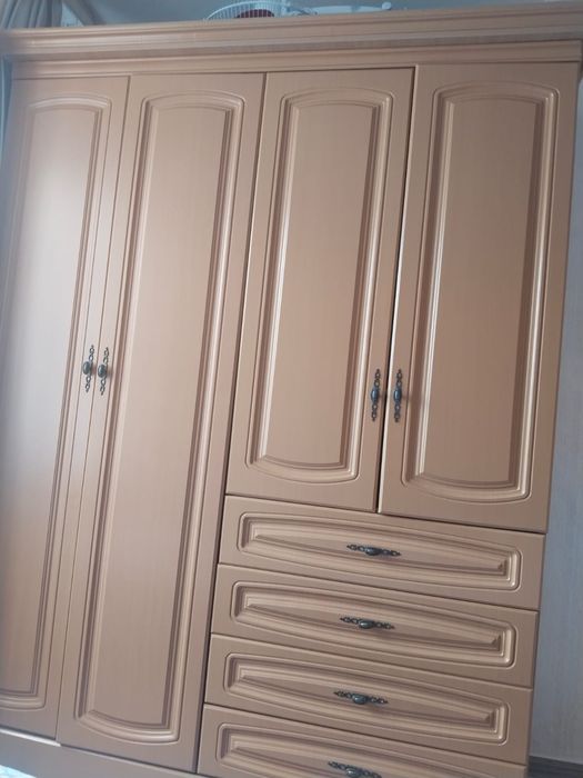 Продам шкаф с кроватью.