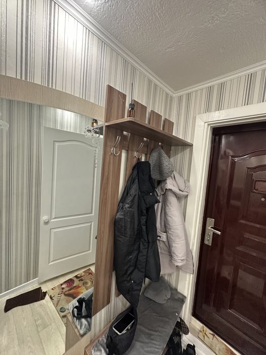 Прихожая серого цвета с хорошими качественными вешалками