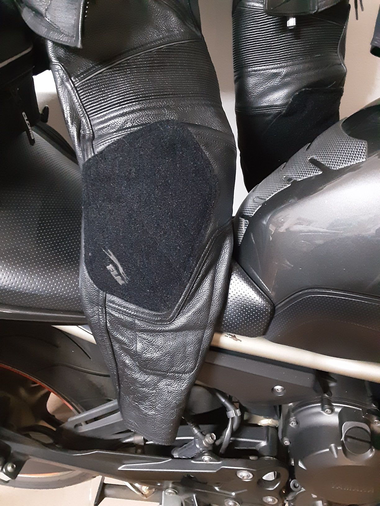 Vand costum moto din piele