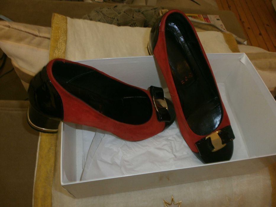 продавам дамски обувки и дамски чанти.