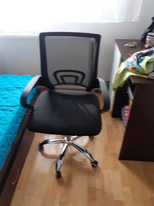 Doua scaune de birou la 350 lei