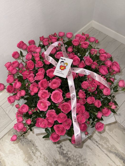 Кустовые розы в корзине