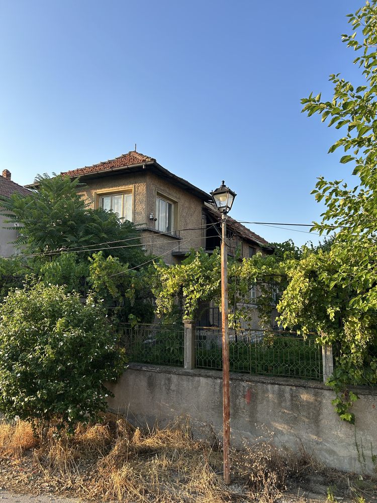 Продава се къща голям двор