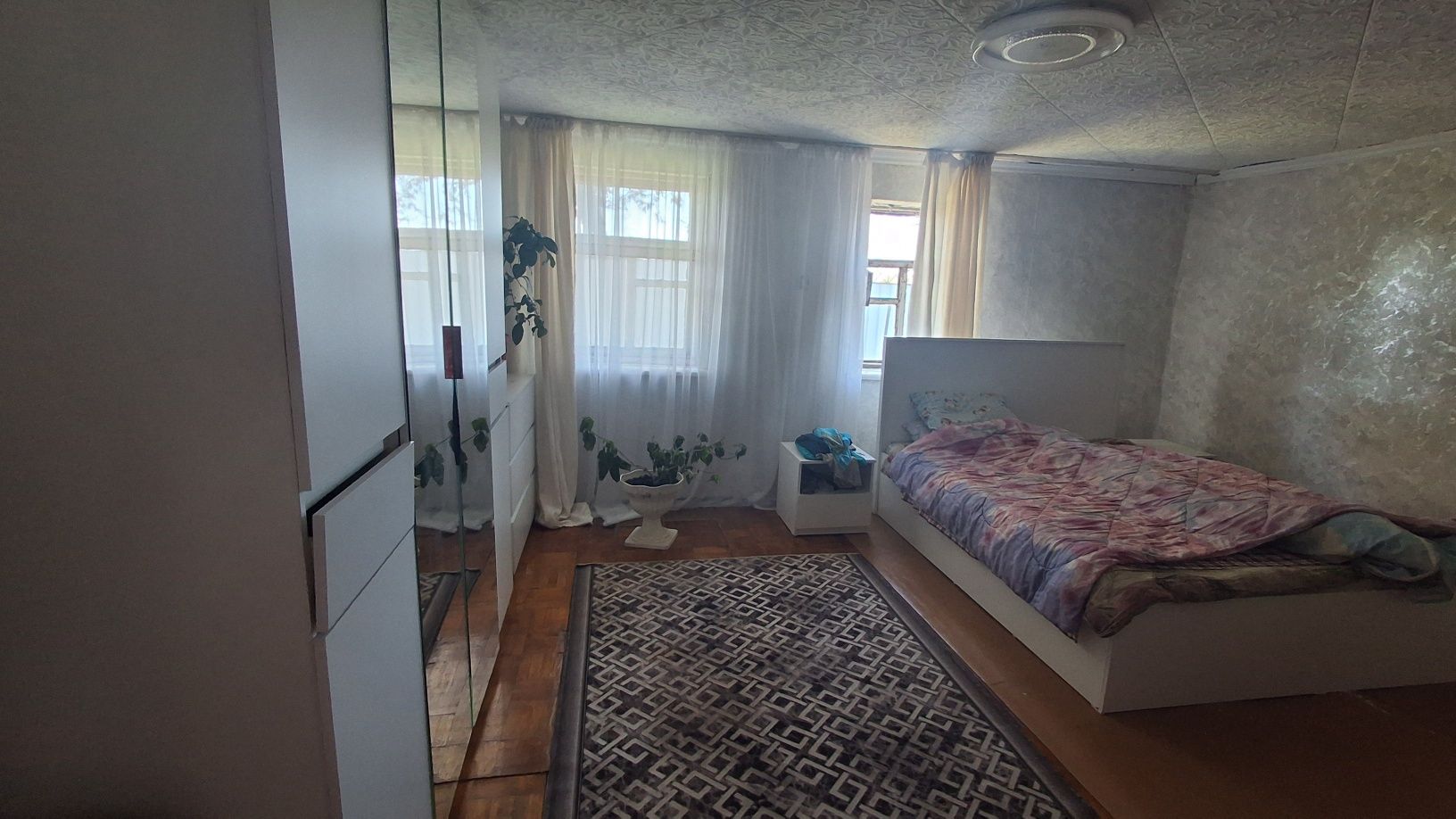 Срочно продаётся большой дом .