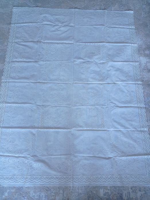 Продам кленку-скатерть, бело-молочного  цвета.