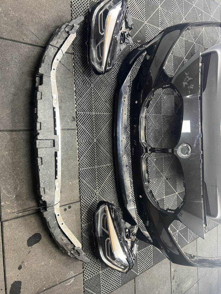 Spoiler , faruri , armatura bmw seria 1 f40 lci