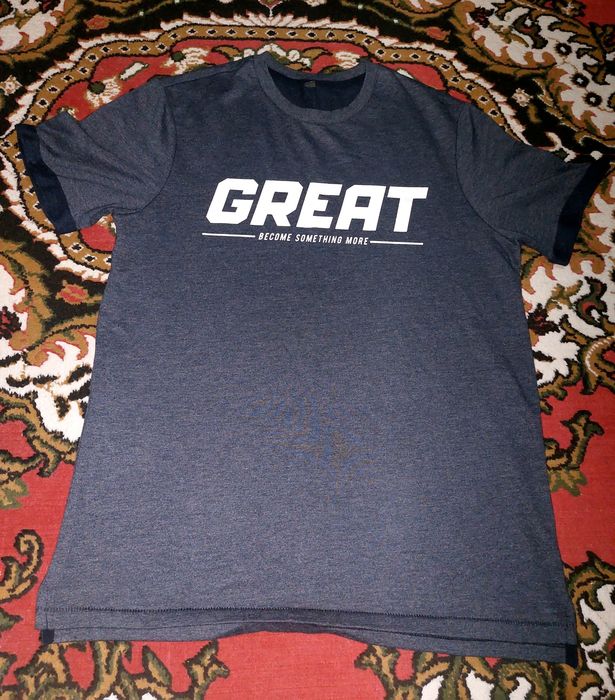 Продаю стильную тёмно-синюю футболку для мужчин