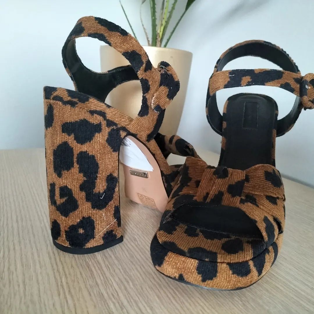 Sandale cu toc leopard