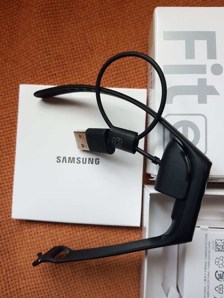 Гривна Samsung Galaxy Fit E