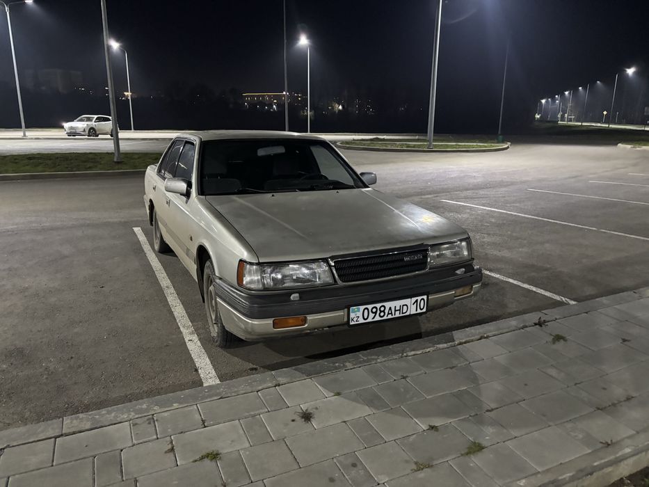 Автомобиль Mazda 929