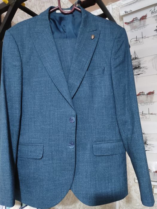 Продам костюм тройка в отличном состоянии