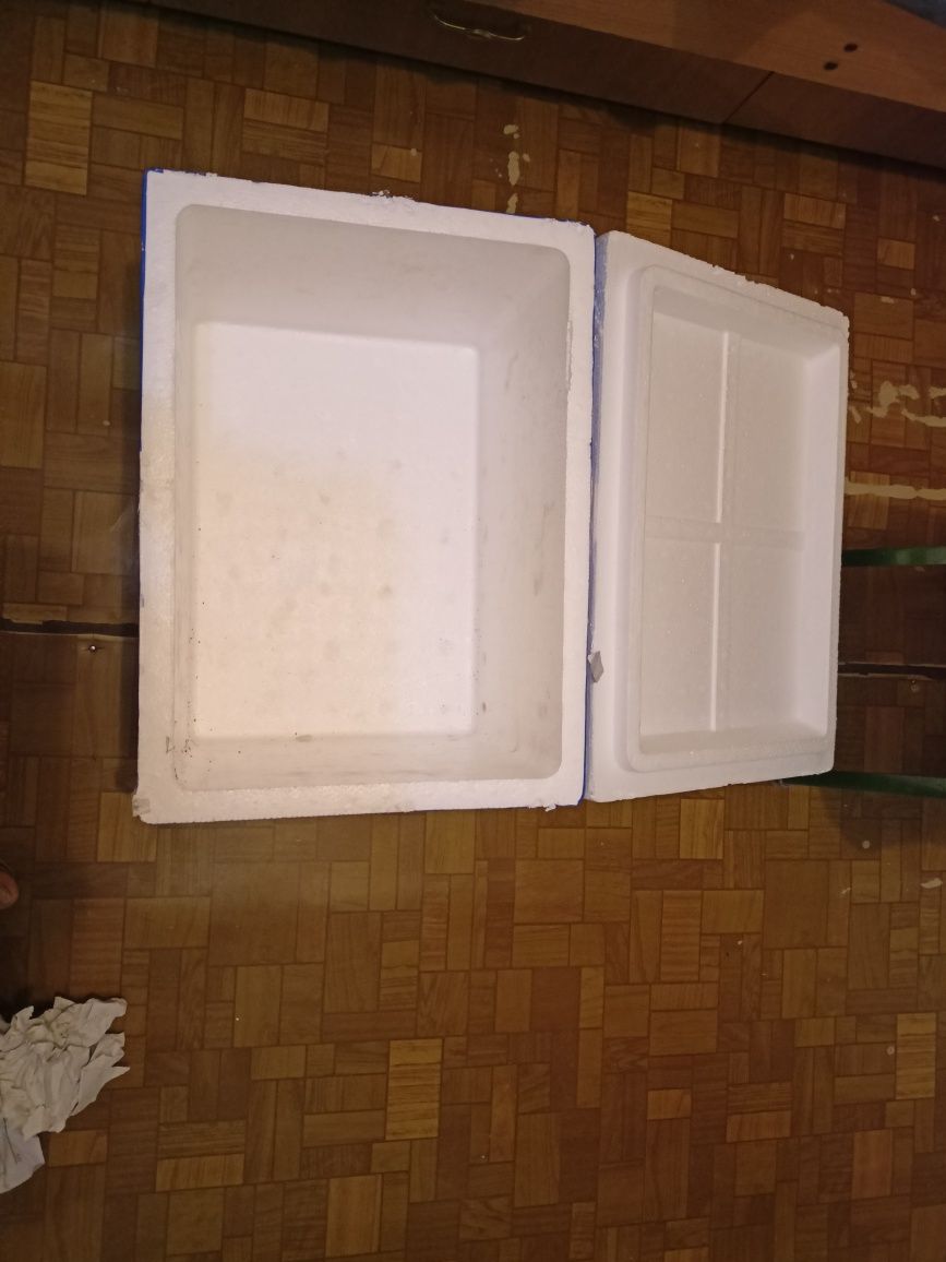 Коробка с крышкой из пенопласта