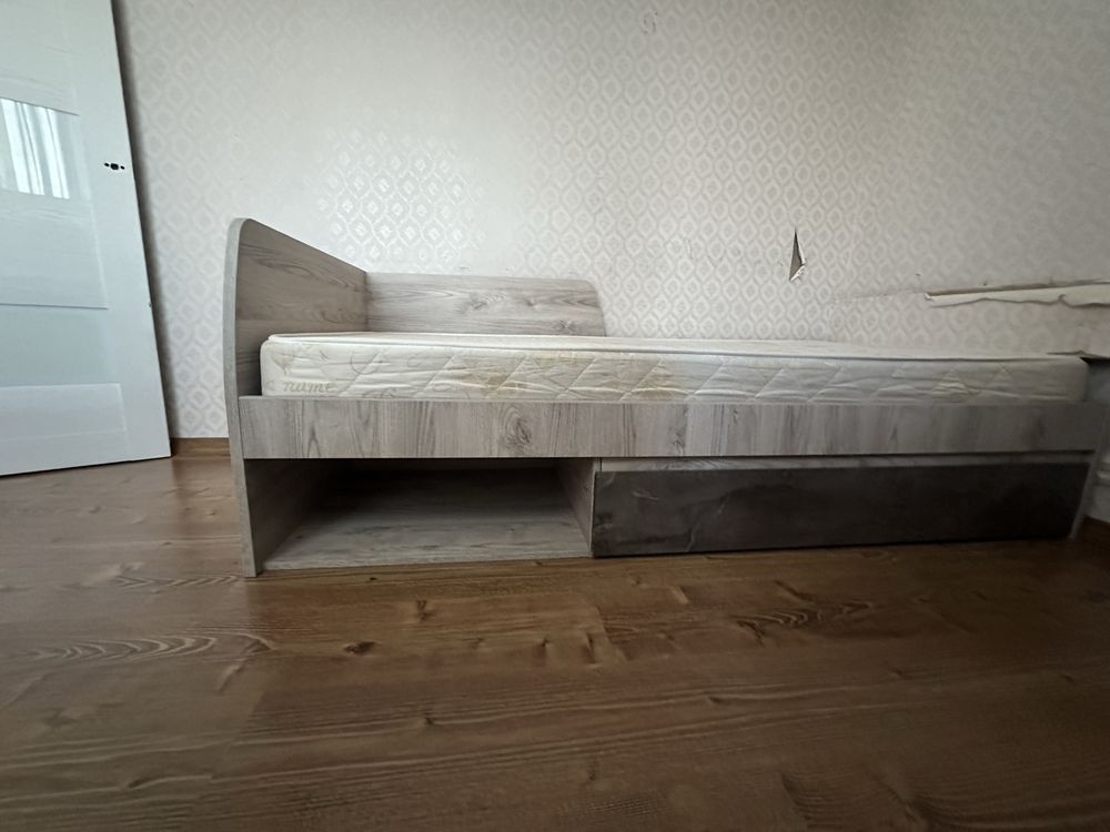 Кровать с матрасом и письменный стол. Стул в подарок