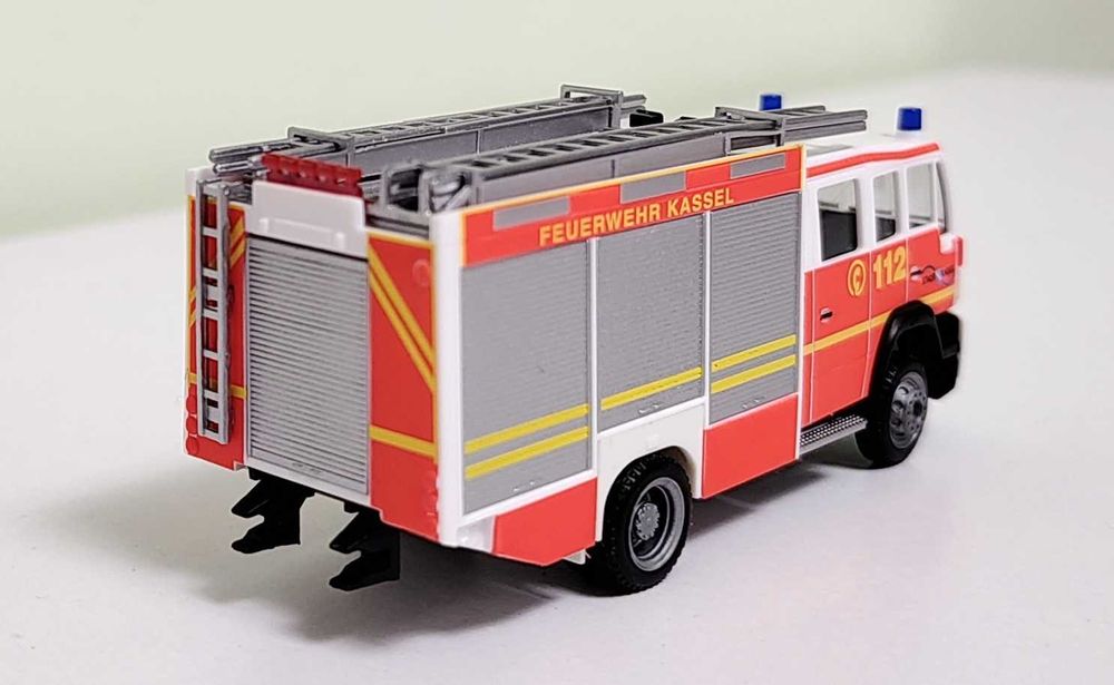 Macheta 1:87 camion pompieri Man LE2000 LF HERPA 046664, diorama H0