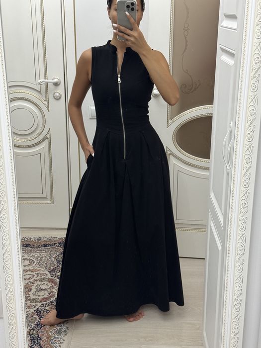 Черное платье с замком