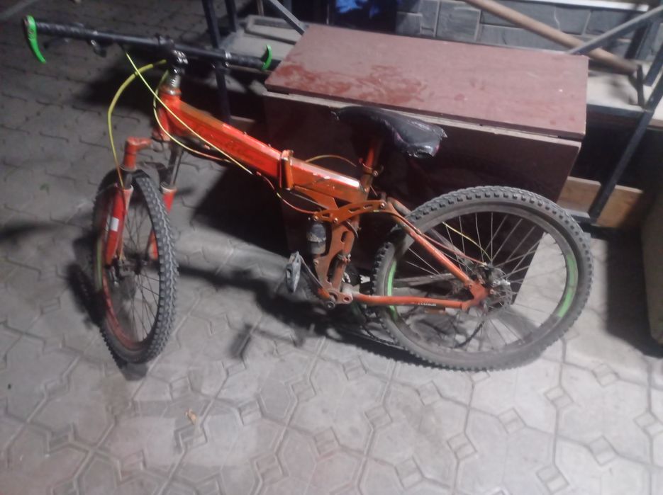 Продам велосипед замок по середине не много сломан