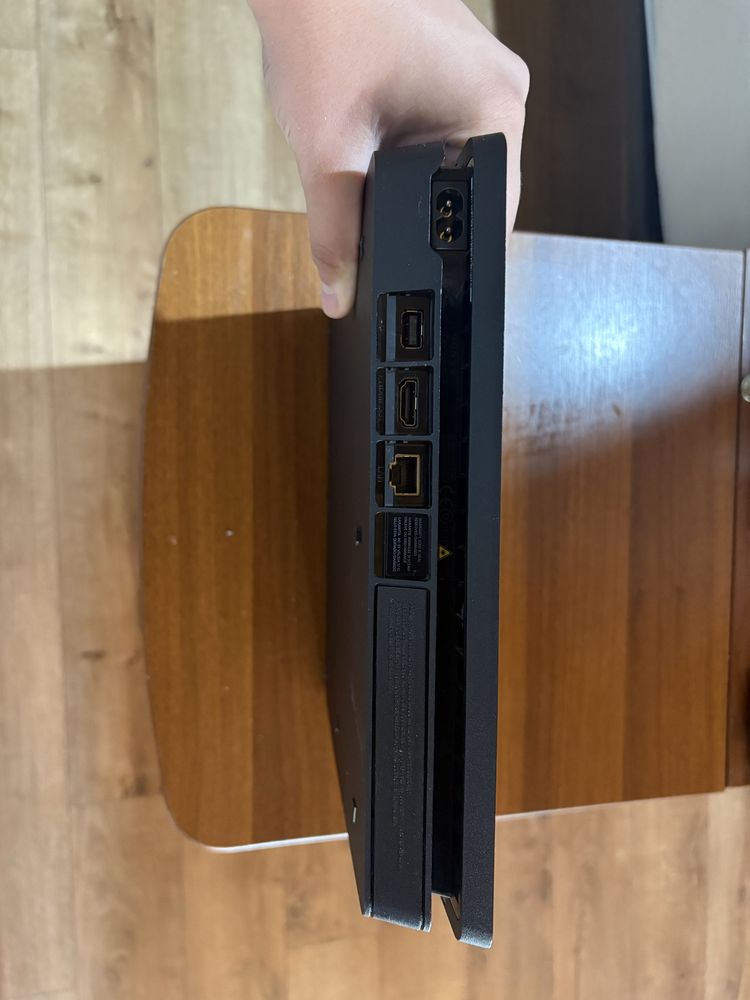Ps4 slim 500GB отлично състояние