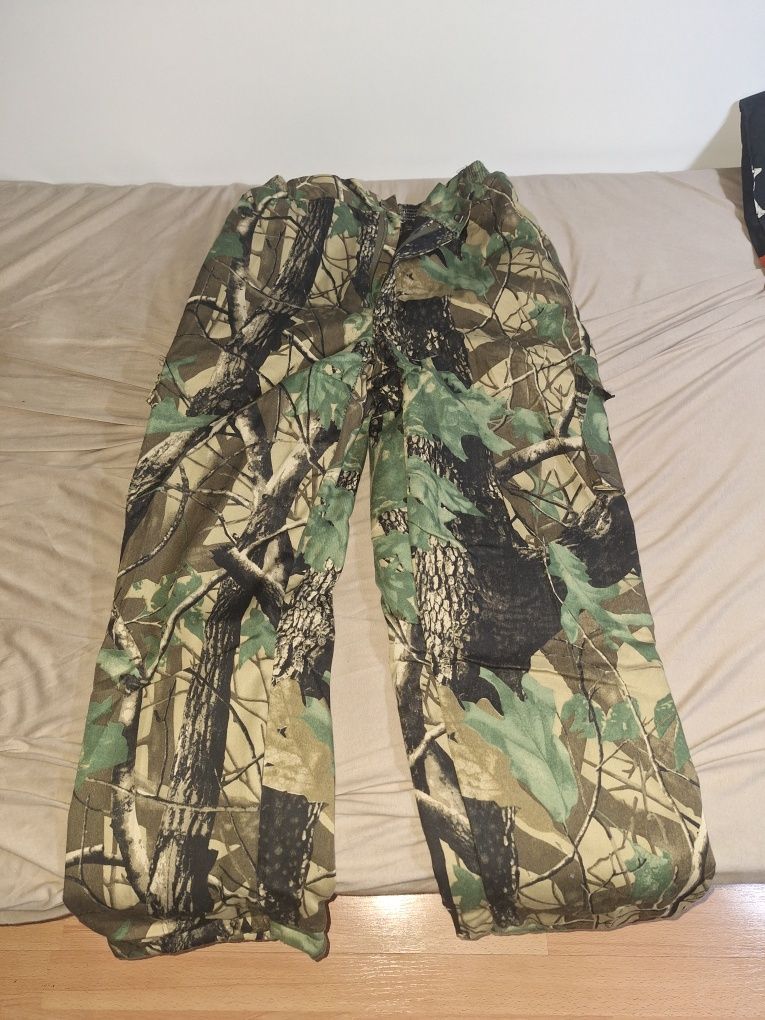 Vând pantaloni stil camuflaj