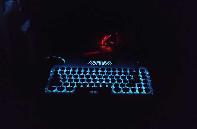 Tastatura mecanica, iluminata, deosebita, retro style model KnewKey