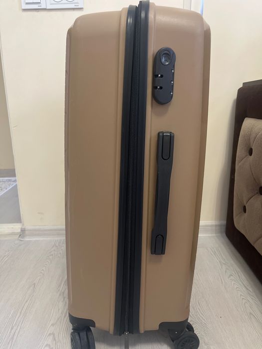 Чемодан среднего размера  модел pp