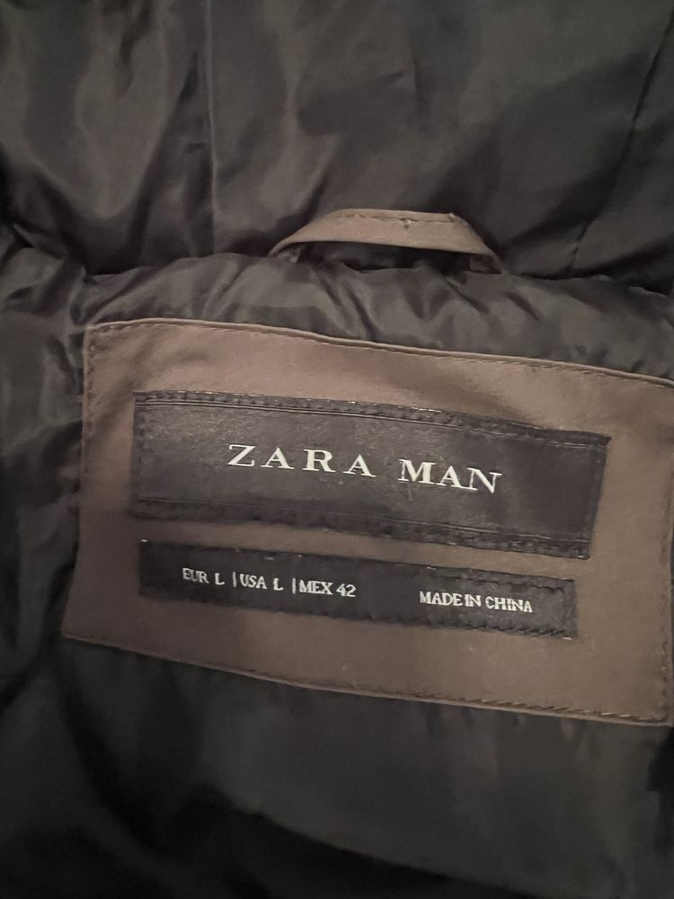 Vand geaca lunga din puf, marca Zara.