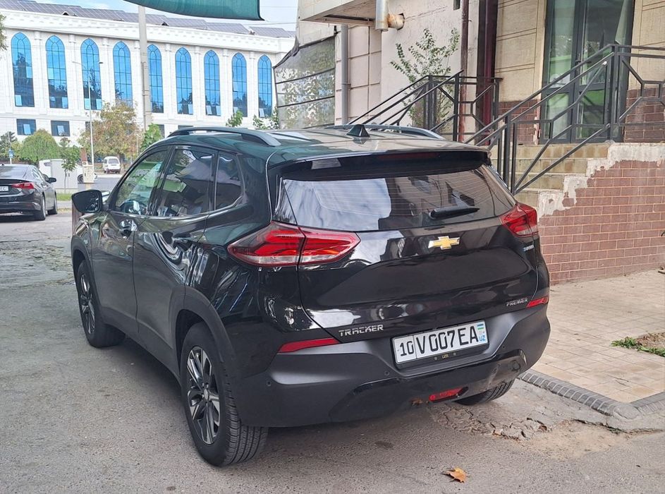 TRACKER PREMIER
Yili: 2023–2024 yy;
Probeg: 80 000 km;
Kraskasi: Qora,