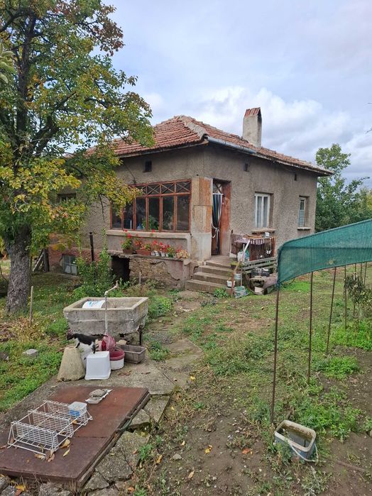 Продава се имот с къща в гр. Радомир