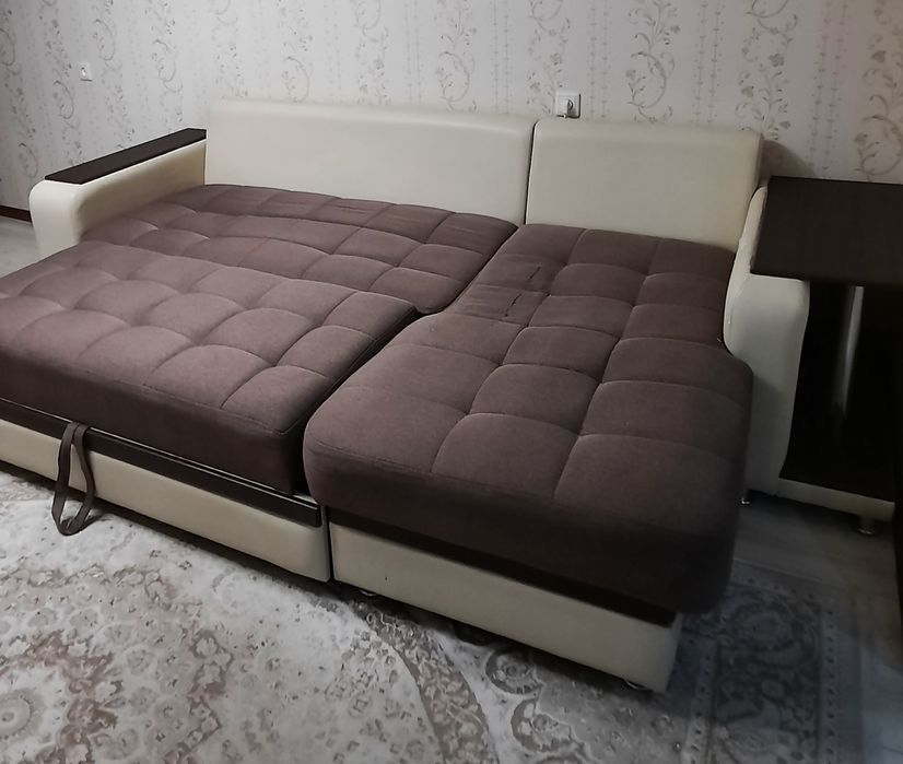 Диван - кровать со столиком.