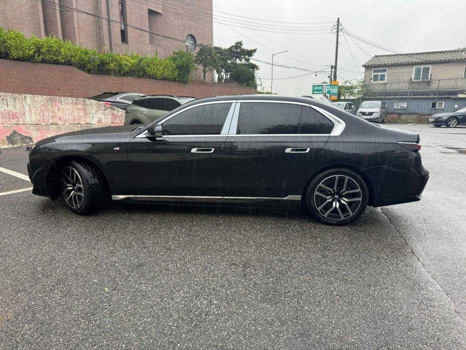 Продам новую BMW i7 eDrive50!