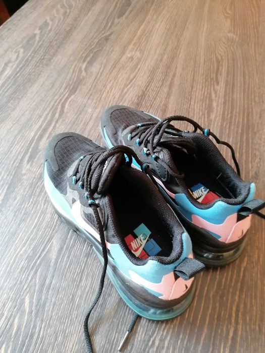 Adidasi dama Nike negri