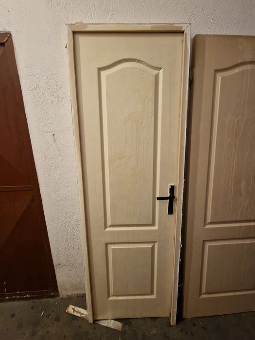 Vând doua uși interior si doua vitrine