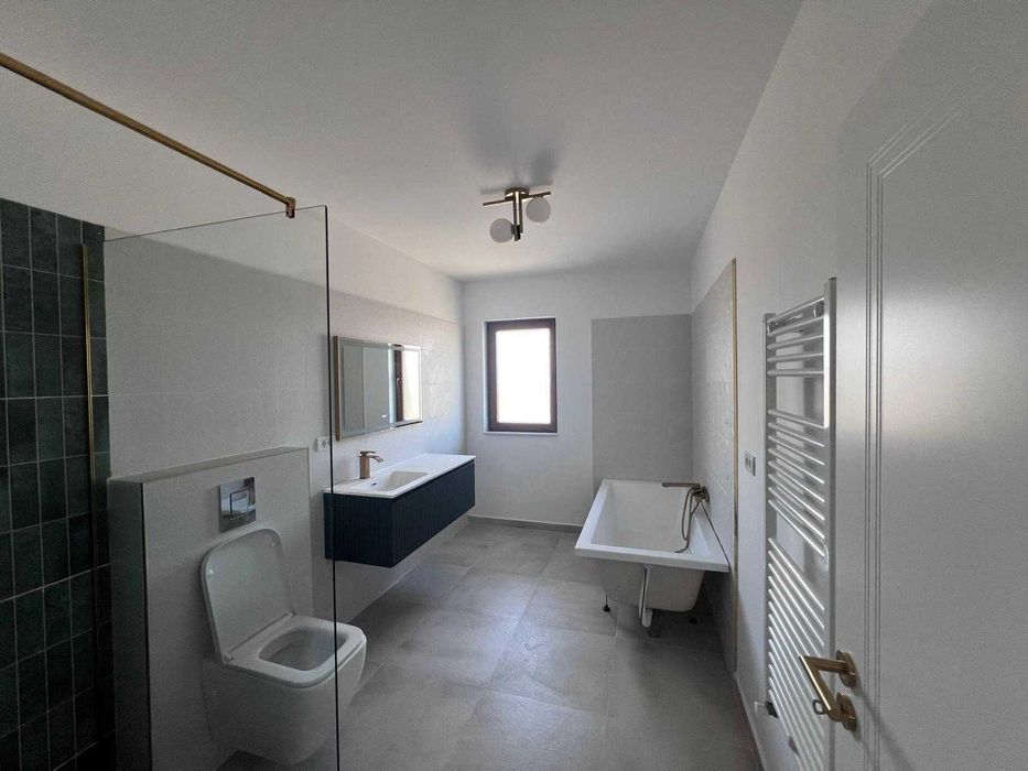 Proprietar vand 1/2 duplex aproape de M CITY la asfalt