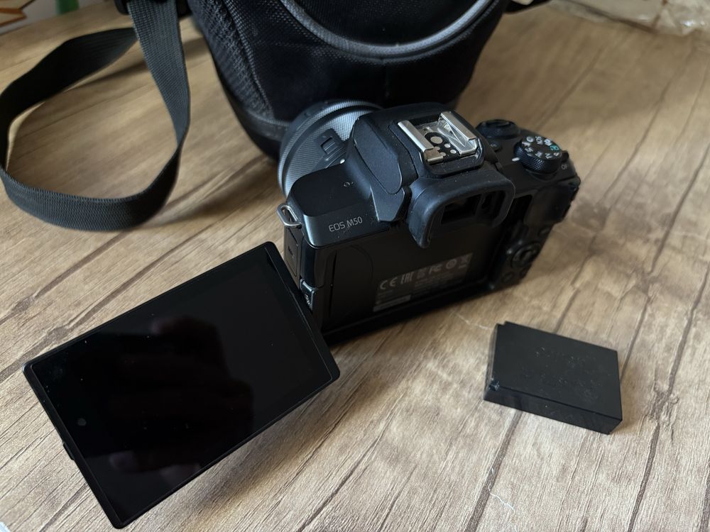 Canon EOS M50 + 2 батарейки + сумка в подарок!