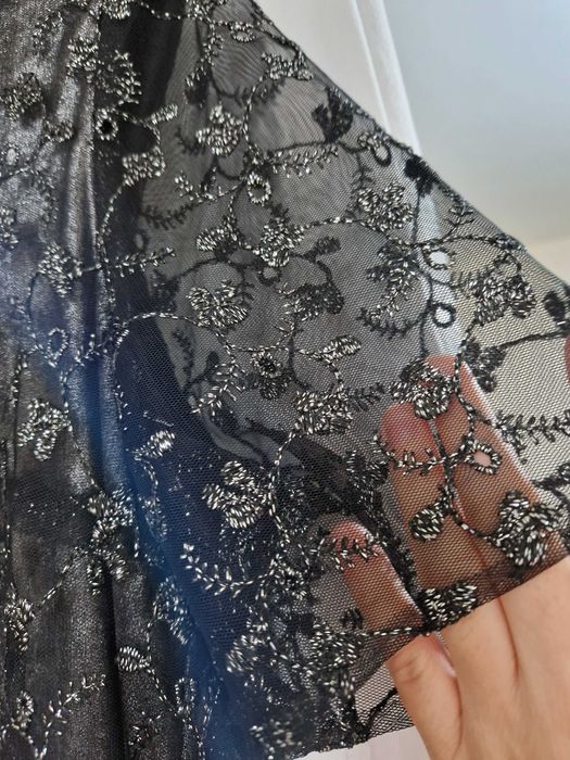 Красива рокля с изящна бродерия по цялата дължина, размер L