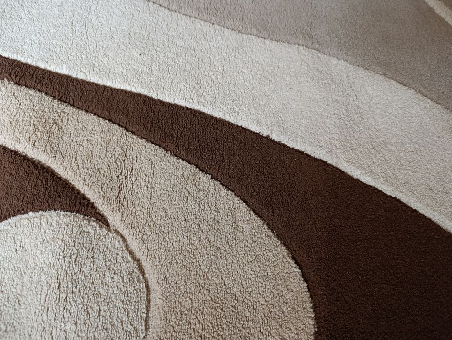 Vând covor bej-crem