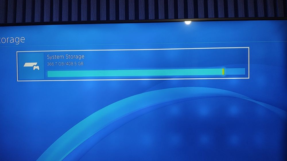 PlayStation 4 modabil cu maneta și 2 jocuri
