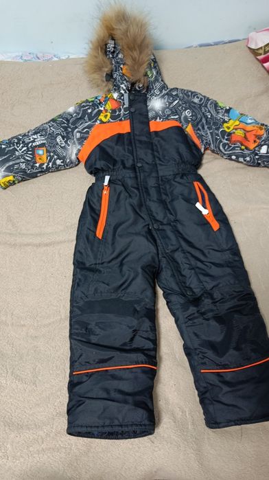 Отдам комбинезон и куртку на мальчика