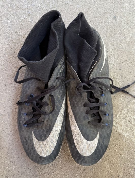 Футболни обувки Nike adidas и кори