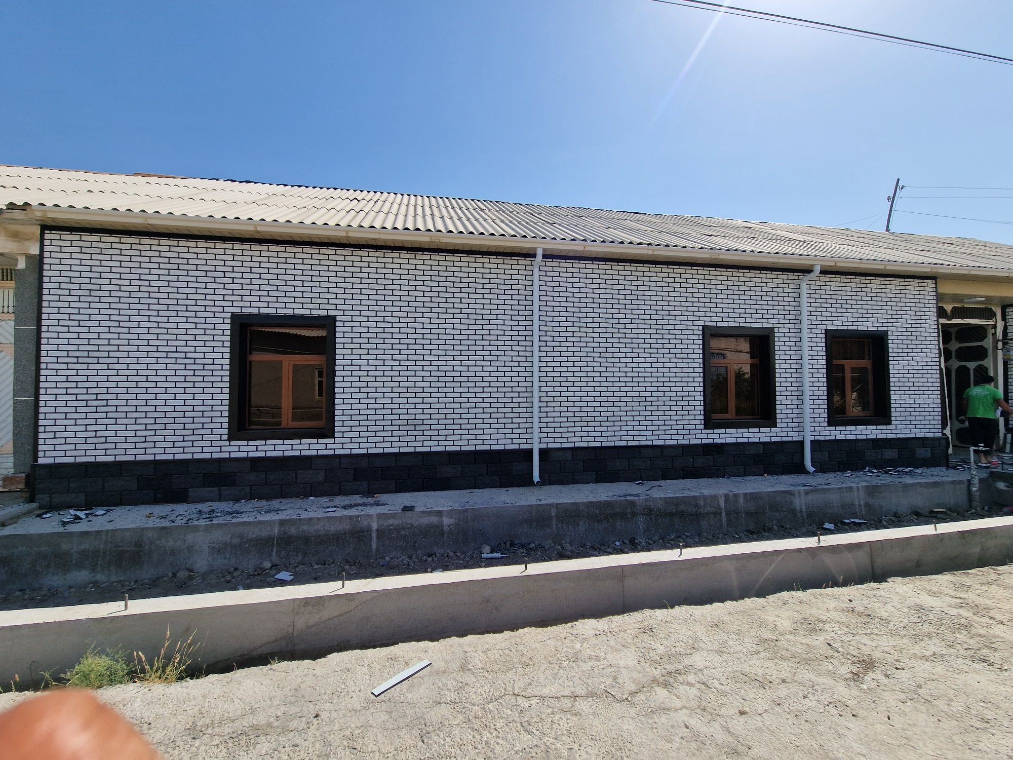 Fasad obshivka xamma rengi bor