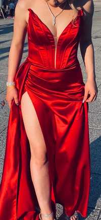 червена рокля с цепка