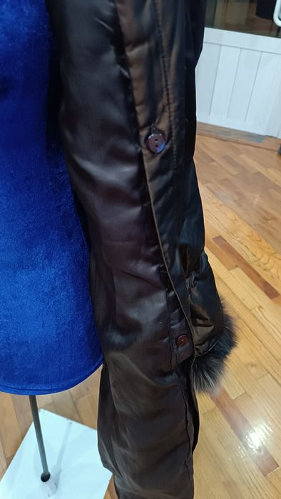 Тепловое плащ польто с воротником чернобурки.