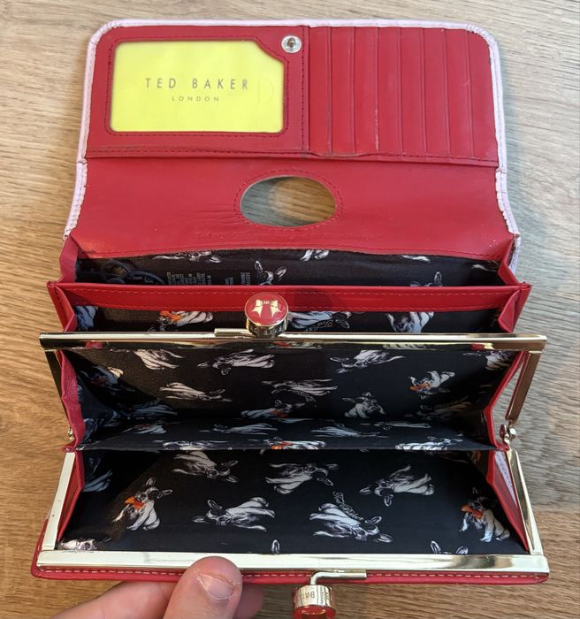 Дамско портмоне на Ted Baker London с етикети