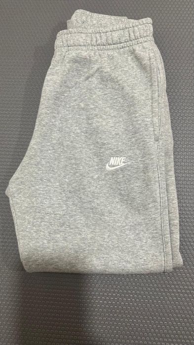 Pantaloni Adidas si Nike