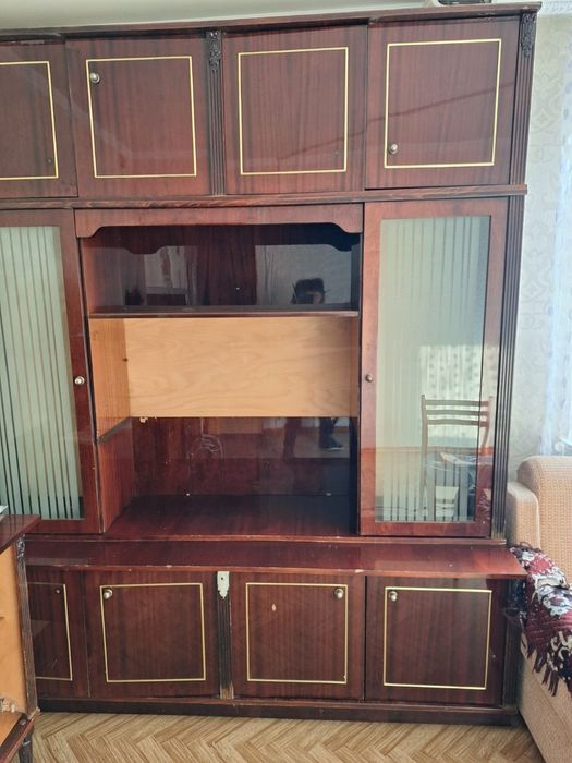 Отдам даром тумбочку и сервант