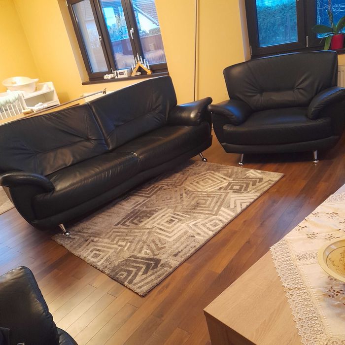 Vând canapea și două fotolii.